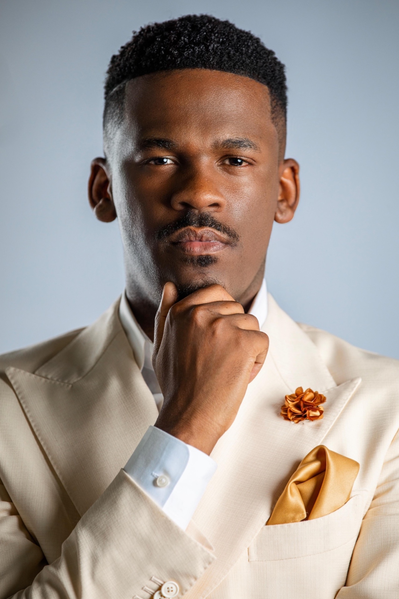 Portrait éditorial costume crème